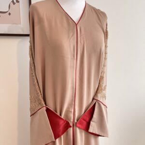 Abaya Amira – Beige Doré & Éclat Rubis