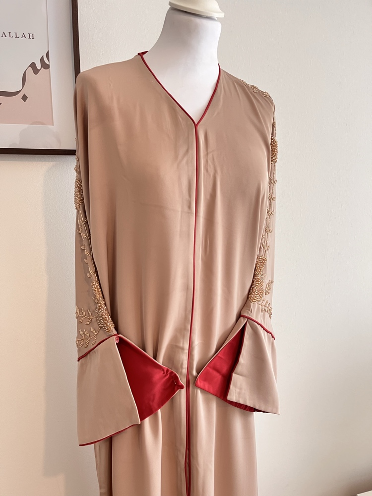 Abaya Amira – Beige Doré & Éclat Rubis