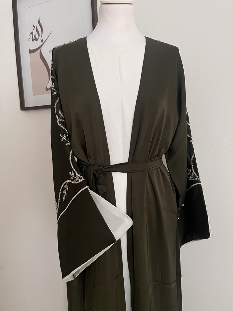 Abaya Soraya – Vert Olive & Reflets d'Argent