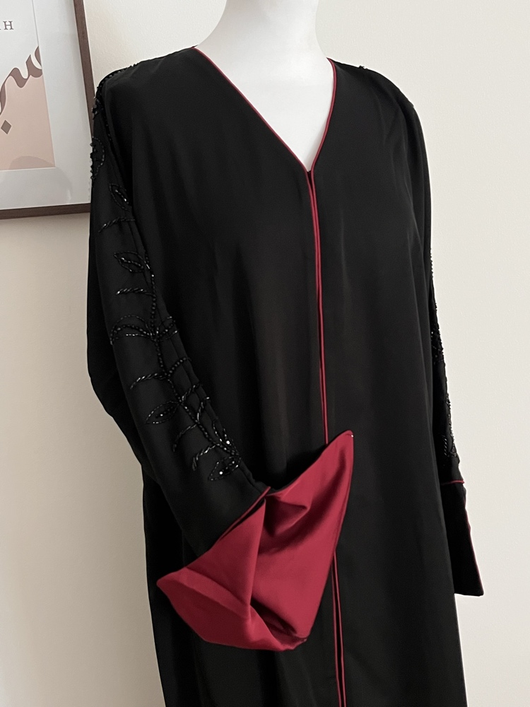 Abaya Layla – Noir Intense & Revers Grenat